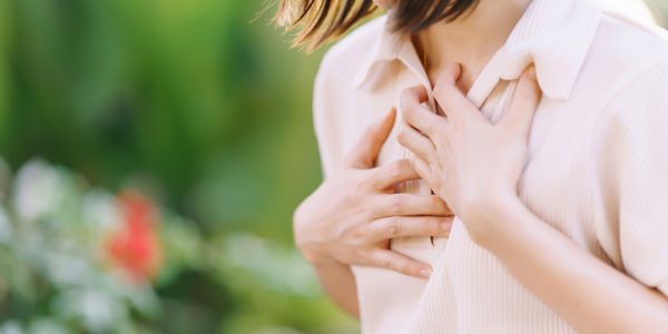 ヒアルロン酸豊胸して胸が痛い