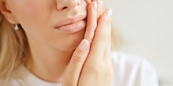 糸リフトの術後のひきつれは失敗？